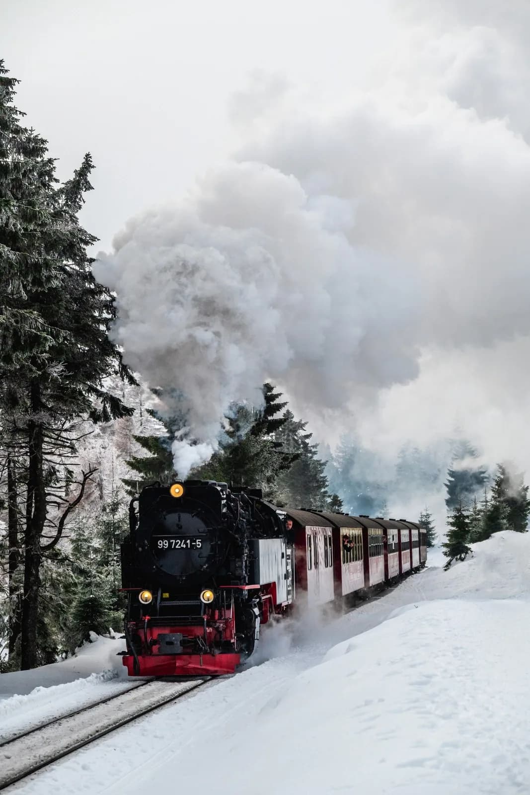 Dampfzug der Brockenbahn im verschneiten Harz